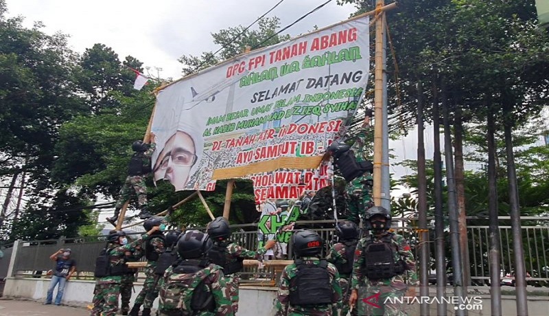 Penertiban baliho Habib Rizieq yang tak berizin. FOTO: Antara Penertiban baliho Habib Rizieq yang tak berizin. FOTO: Antara