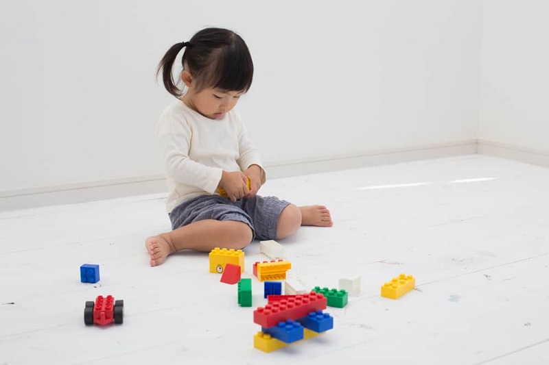 ilustrasi: anak duduk dengan posisi W akan berdampak pada pertumbuhan si kecil ( foto: shutterstock) ilustrasi: anak duduk dengan posisi W akan berdampak pada pertumbuhan si kecil ( foto: shutterstock)