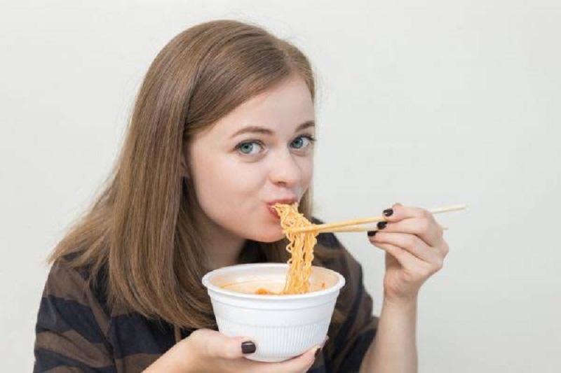 Ilustrasi: wanita lahap makan mie (foto: boldsky) Ilustrasi: wanita lahap makan mie (foto: boldsky)
