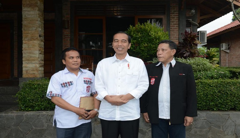 Bendahara Bara JP, Y Pasomba (kiri) bersama Presiden Jokowi. FOTO: GenPI.co Bendahara Bara JP, Y Pasomba (kiri) bersama Presiden Jokowi. FOTO: GenPI.co