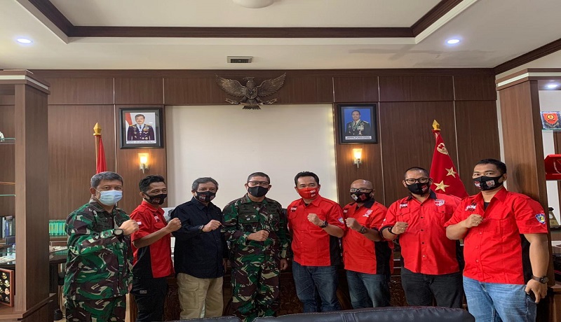 Pengurus komunitas Pajero Indonesia saat bertemu dengan Letjen TNI AM Putranto. Foto: for GenPI.co Pengurus komunitas Pajero Indonesia saat bertemu dengan Letjen TNI AM Putranto. Foto: for GenPI.co
