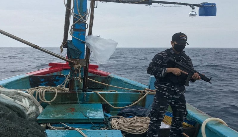 TNI Angkatan Laut menangkap kapal ikan asing Vietnam. FOTO: ANTARA/HO-Dispenal TNI Angkatan Laut menangkap kapal ikan asing Vietnam. FOTO: ANTARA/HO-Dispenal