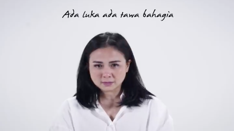 Tampilan Astrid di official lyric video Baik Baik (foto: YouTube MyMusic Records ) Tampilan Astrid di official lyric video Baik Baik (foto: YouTube MyMusic Records )