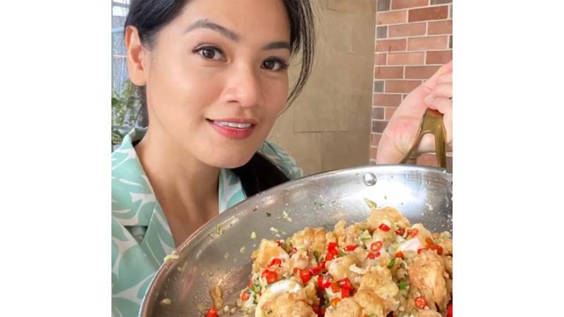 Titi Kamal membagikan resep favoritnya, cumi cabai garam (foto: SC YouTube Titi dan Tian) Titi Kamal membagikan resep favoritnya, cumi cabai garam (foto: SC YouTube Titi dan Tian)