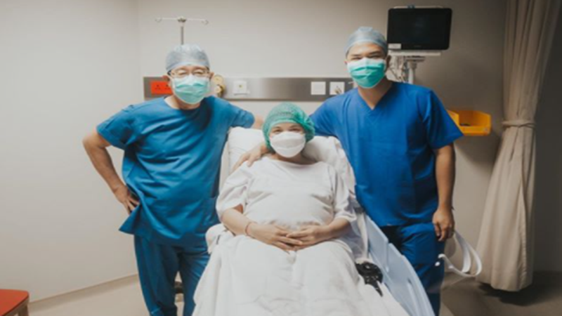 Chelsea Olivia Wijaya dan Glenn Alinskie bersama dokter yang menangani kelahiran Dante (foto: SC IG dante.oliver.alinskie) Chelsea Olivia Wijaya dan Glenn Alinskie bersama dokter yang menangani kelahiran Dante (foto: SC IG dante.oliver.alinskie)