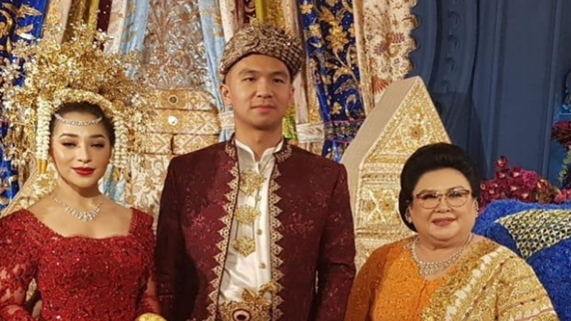 Nikita Willy bersama ibu mertua di momen pernikahannya (foto: SC IG @damirikarlina) Nikita Willy bersama ibu mertua di momen pernikahannya (foto: SC IG @damirikarlina)