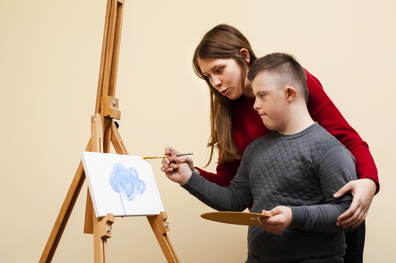 Ilustrasi: anak down syndrome belajar melukis (Foto: Freepik) Ilustrasi: anak down syndrome belajar melukis (Foto: Freepik)