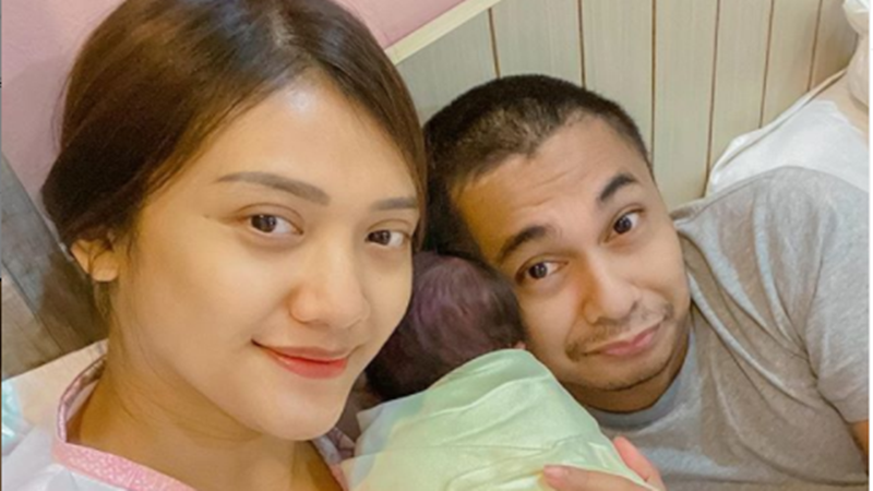 Raditya Dika dan istri serta anak kedua mereka (foto: IG @raditya_dika) Raditya Dika dan istri serta anak kedua mereka (foto: IG @raditya_dika)