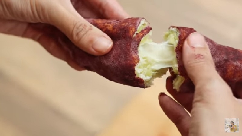 Resep Roti Goreng Ubi Mozarella ala Chef Cantik Devina Hermawan ( foto: youtube Devina Hermawan ) Resep Roti Goreng Ubi Mozarella ala Chef Cantik Devina Hermawan ( foto: youtube Devina Hermawan )