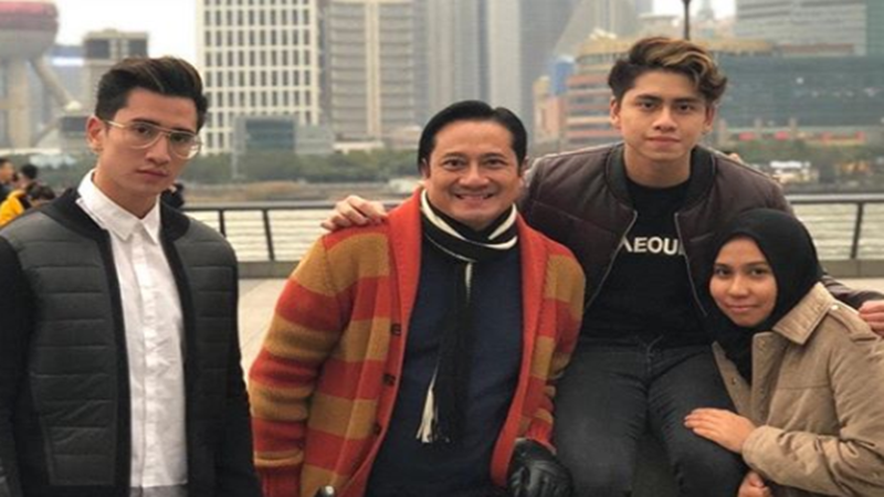 Verrell Bramasta dan adiknya kompak bersama ibu sambung (foto: SC IG @nyaisarni2) Verrell Bramasta dan adiknya kompak bersama ibu sambung (foto: SC IG @nyaisarni2)
