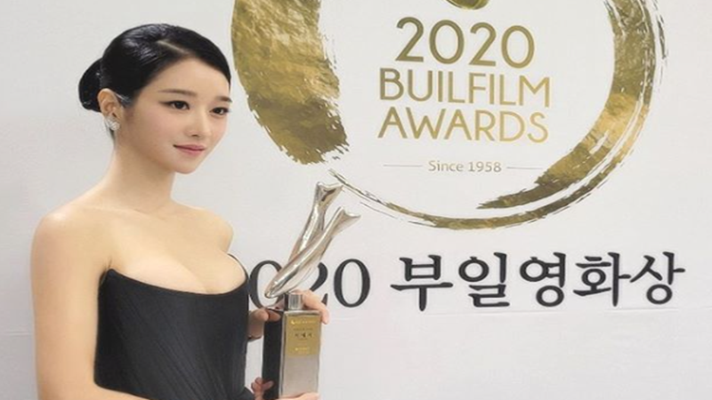 Seo Ye Ji meraih penghargaan untuk kategori Popularity Award di ajang BUIL Film Awards 2020 (foto: SC IG @goldmedalist_official) Seo Ye Ji meraih penghargaan untuk kategori Popularity Award di ajang BUIL Film Awards 2020 (foto: SC IG @goldmedalist_official)