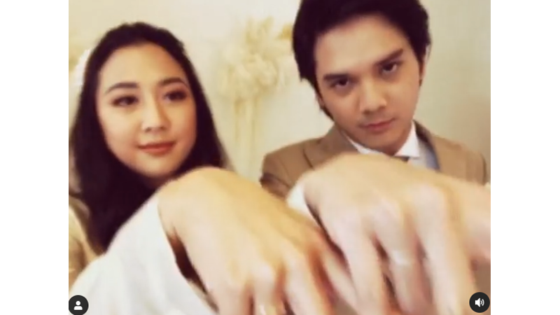 Momen saat Sherina Munaf dan Baskara Mahendra usai disahkan menjadi suami dan istri (foto SG IG @sherinasinna) Momen saat Sherina Munaf dan Baskara Mahendra usai disahkan menjadi suami dan istri (foto SG IG @sherinasinna)