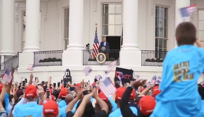 Donald Trump menemui pendukungnya di Gedung Putih. (Twitter @realDonaldTrump) Donald Trump menemui pendukungnya di Gedung Putih. (Twitter @realDonaldTrump)