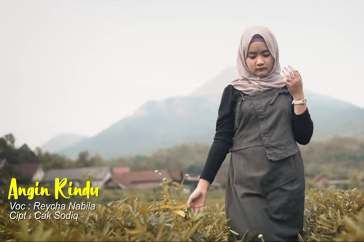 Video klip Angin Rindu yang diunggah di akun YouTube JPNN musik. Foto: JPNN Musik Video klip Angin Rindu yang diunggah di akun YouTube JPNN musik. Foto: JPNN Musik