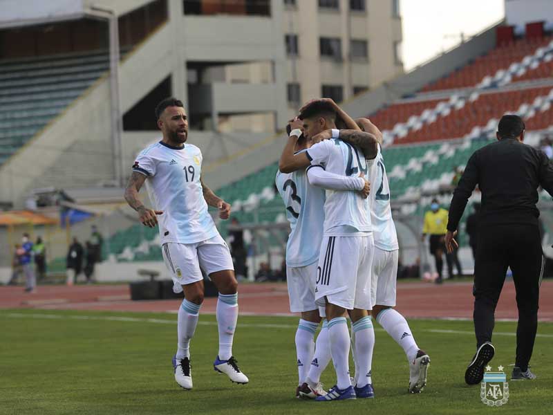 Argentina mengalahkan Bolivia dengan skor 2-1 di Estadio Hernando Siles, Rabu (14/10) pagi WIB. Foto: Twitter/Argentina Argentina mengalahkan Bolivia dengan skor 2-1 di Estadio Hernando Siles, Rabu (14/10) pagi WIB. Foto: Twitter/Argentina