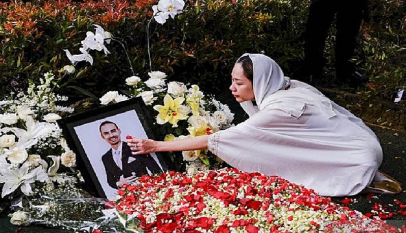 BCL mengenang suaminta Ashraf Sinclair. Foto: Antara BCL mengenang suaminta Ashraf Sinclair. Foto: Antara