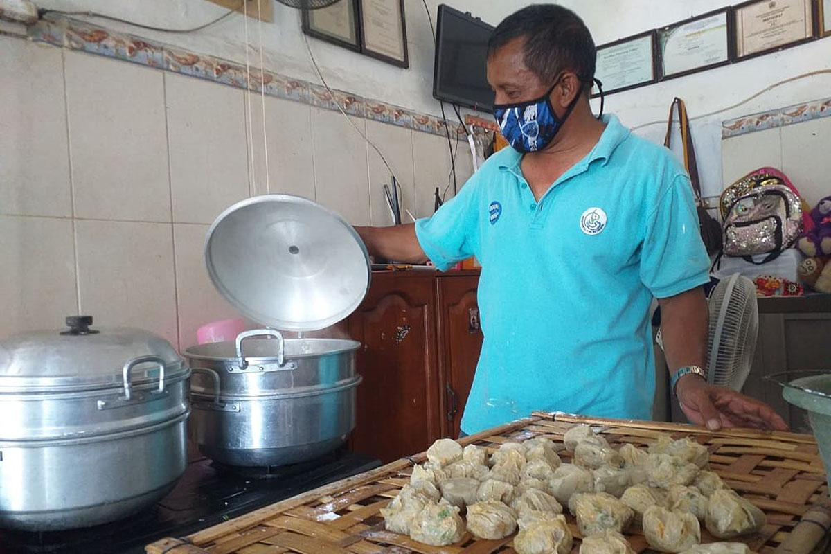 Budi (49) warga Kelurahan Tegalsari, Kota Tegal, berhasil membuka bisnis olahan ikan dengan omzet mencapai Rp 4 juta per harinya. Foto: Lilisnawati/Ayotegal Budi (49) warga Kelurahan Tegalsari, Kota Tegal, berhasil membuka bisnis olahan ikan dengan omzet mencapai Rp 4 juta per harinya. Foto: Lilisnawati/Ayotegal