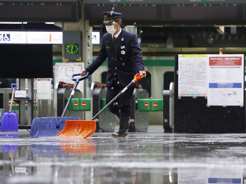 Petugas membersihkan stasiun setelah terjadi gempa di Fukushima. Foto: Kyodo News/Jun Hirata via AP Petugas membersihkan stasiun setelah terjadi gempa di Fukushima. Foto: Kyodo News/Jun Hirata via AP