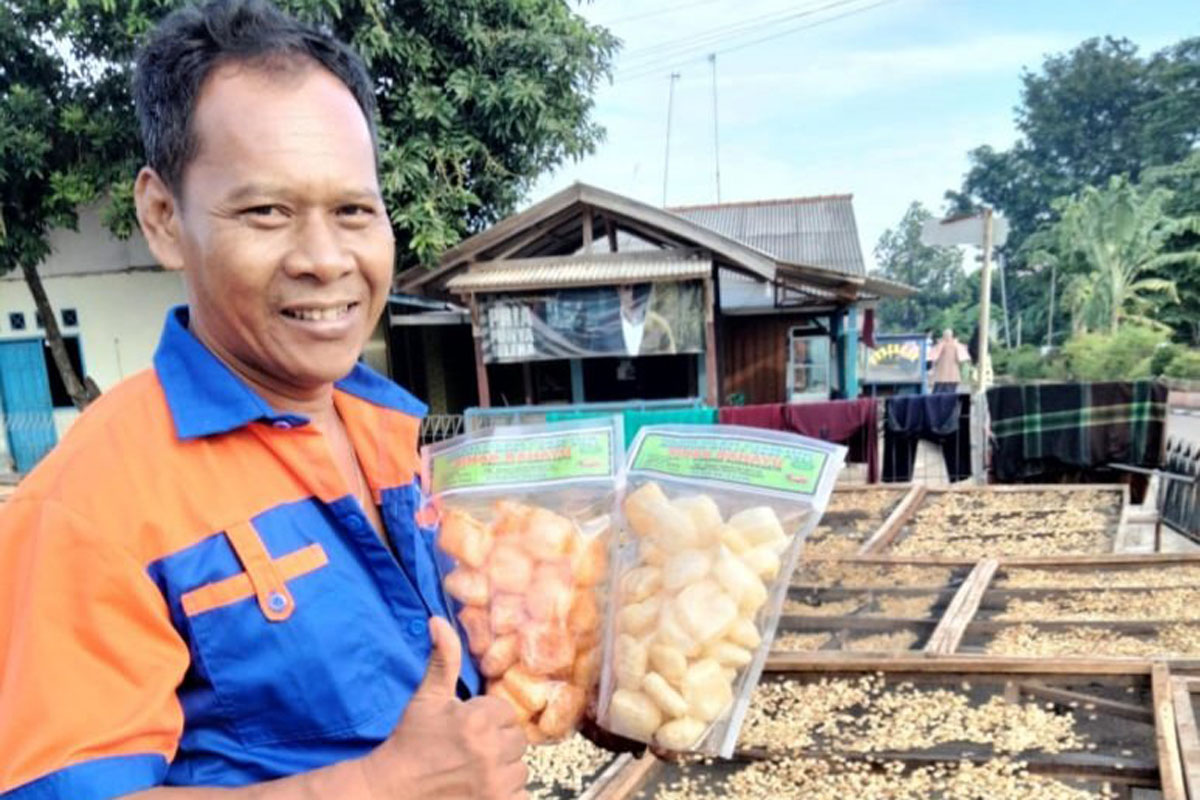 Iding pemilik usaha PD Sinar Rahayu menunjukan kerupuk kulit miliknya. Foto: Dede Nurhasanudin/Ayopurwakarta Iding pemilik usaha PD Sinar Rahayu menunjukan kerupuk kulit miliknya. Foto: Dede Nurhasanudin/Ayopurwakarta
