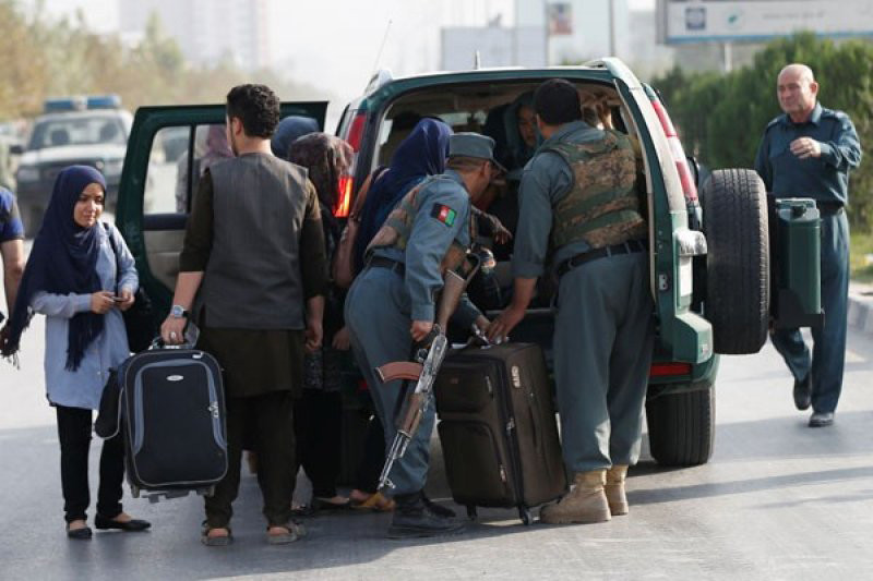 Ilustrasi--Mahasiswa berjalan menuju sebuah kendaraan polisi setelah mereka diselamatkan dari lokasi penyerangan di American University of Afghanistan di Kabul, Afganistan, 25 Agustus 2016. Foto: REUTERS/Mohammad Ismail Ilustrasi--Mahasiswa berjalan menuju sebuah kendaraan polisi setelah mereka diselamatkan dari lokasi penyerangan di American University of Afghanistan di Kabul, Afganistan, 25 Agustus 2016. Foto: REUTERS/Mohammad Ismail