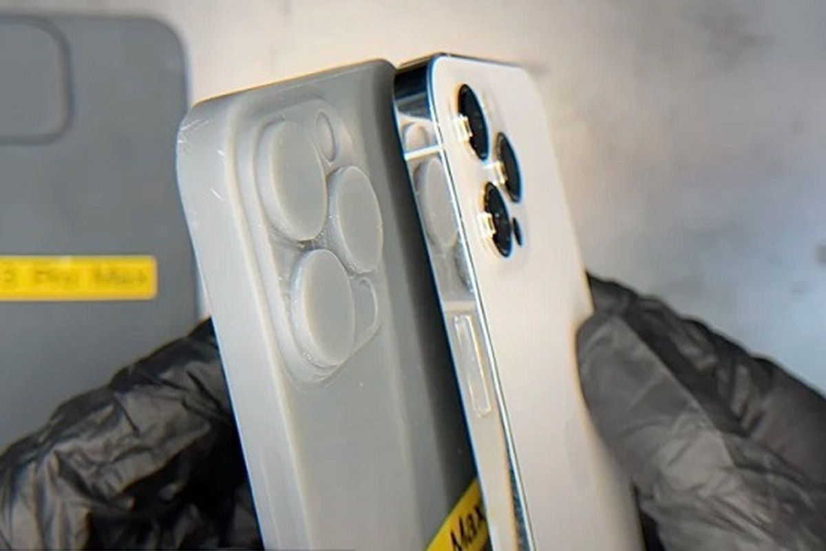 Render penampakan iPhone 13 Pro Max. Foto: Phone Arena Render penampakan iPhone 13 Pro Max. Foto: Phone Arena