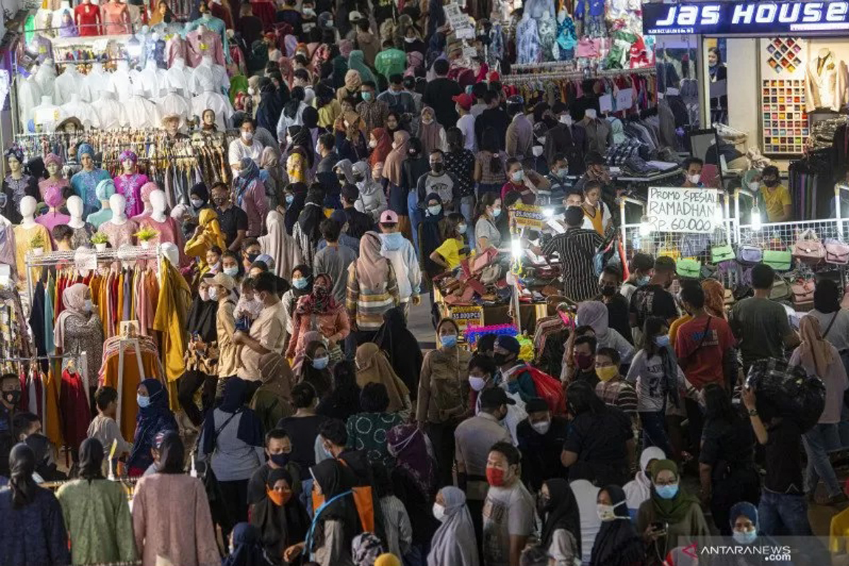 Kerumunan di Pasar Tanah Abang. Foto: Antara Kerumunan di Pasar Tanah Abang. Foto: Antara