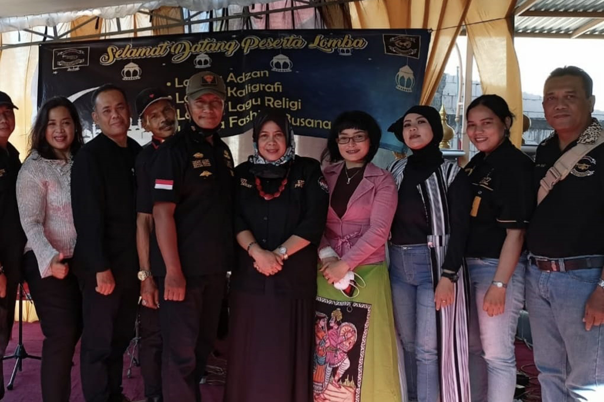 Pedangdut Lies Damayanti dalam bakti sosial di Sidoarjo, Minggu (2/5). Foto: JPNN Musik/GenPI.co Pedangdut Lies Damayanti dalam bakti sosial di Sidoarjo, Minggu (2/5). Foto: JPNN Musik/GenPI.co