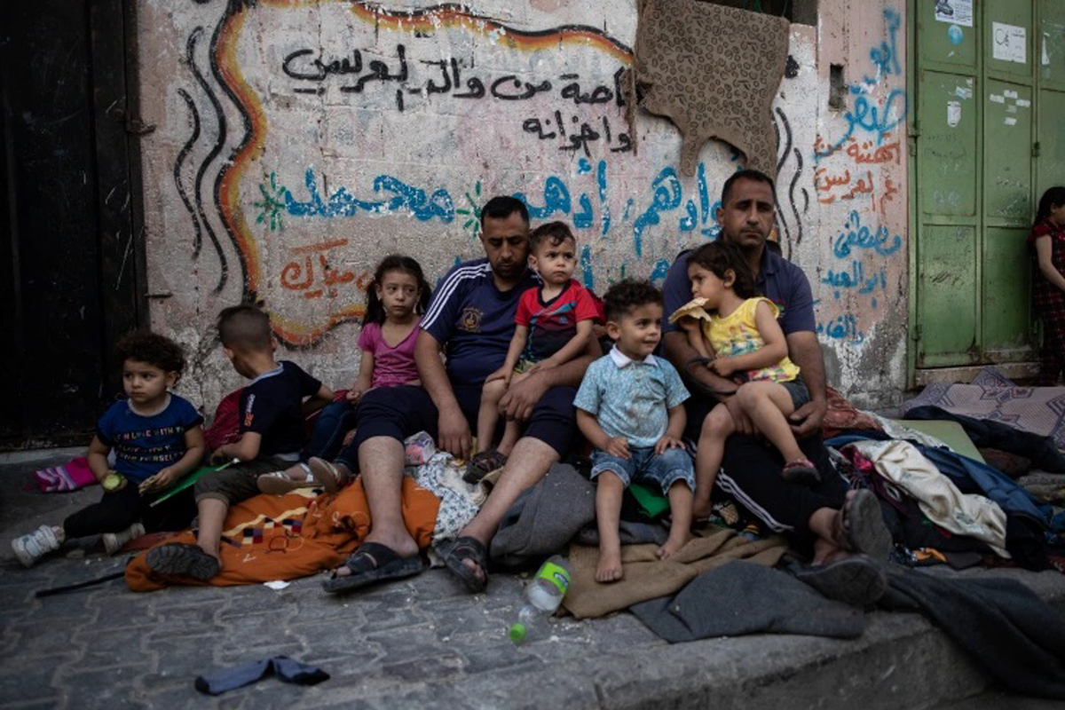 Keluarga Palestina di luar rumahnya yang diserang Israel. Foto: AP Photo/Khalil Hamra Keluarga Palestina di luar rumahnya yang diserang Israel. Foto: AP Photo/Khalil Hamra