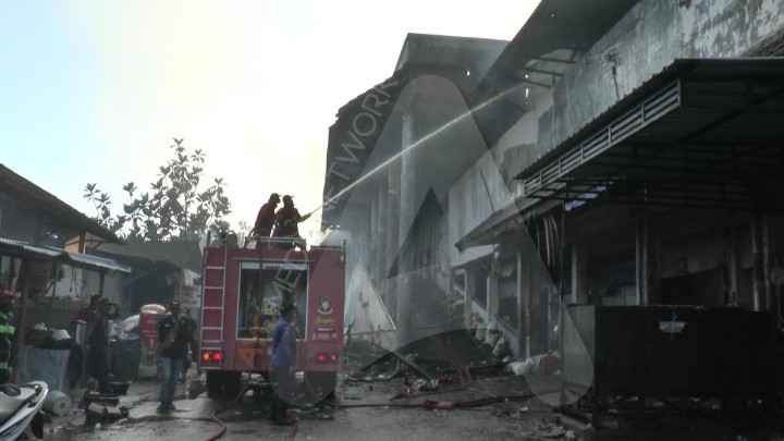 Petugas pemadam kebakaran Jumat (13/11/2020) masih berupaya memadamkan api yang membakar Pasar Weleri. Foto: Edi Prayitno/Kontributor Kendal/Ayo Semarang Petugas pemadam kebakaran Jumat (13/11/2020) masih berupaya memadamkan api yang membakar Pasar Weleri. Foto: Edi Prayitno/Kontributor Kendal/Ayo Semarang