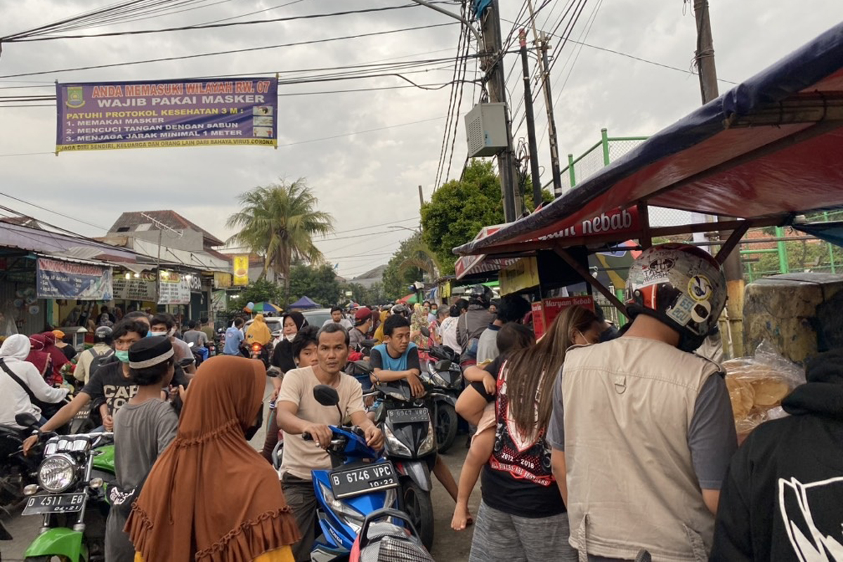 Pedagang takjil di Perumahan Pondok Bahar Permai, Tangerang. Foto: Annisa Nurjanah/GenPI.co Pedagang takjil di Perumahan Pondok Bahar Permai, Tangerang. Foto: Annisa Nurjanah/GenPI.co