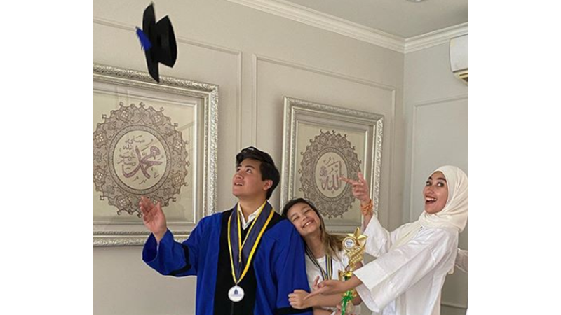 Belum genap 21 tahun, Rafi anak Annisa Trihapsari sudah meraih gelar sarjana (foto: SC IG @djorghisultan) Belum genap 21 tahun, Rafi anak Annisa Trihapsari sudah meraih gelar sarjana (foto: SC IG @djorghisultan)