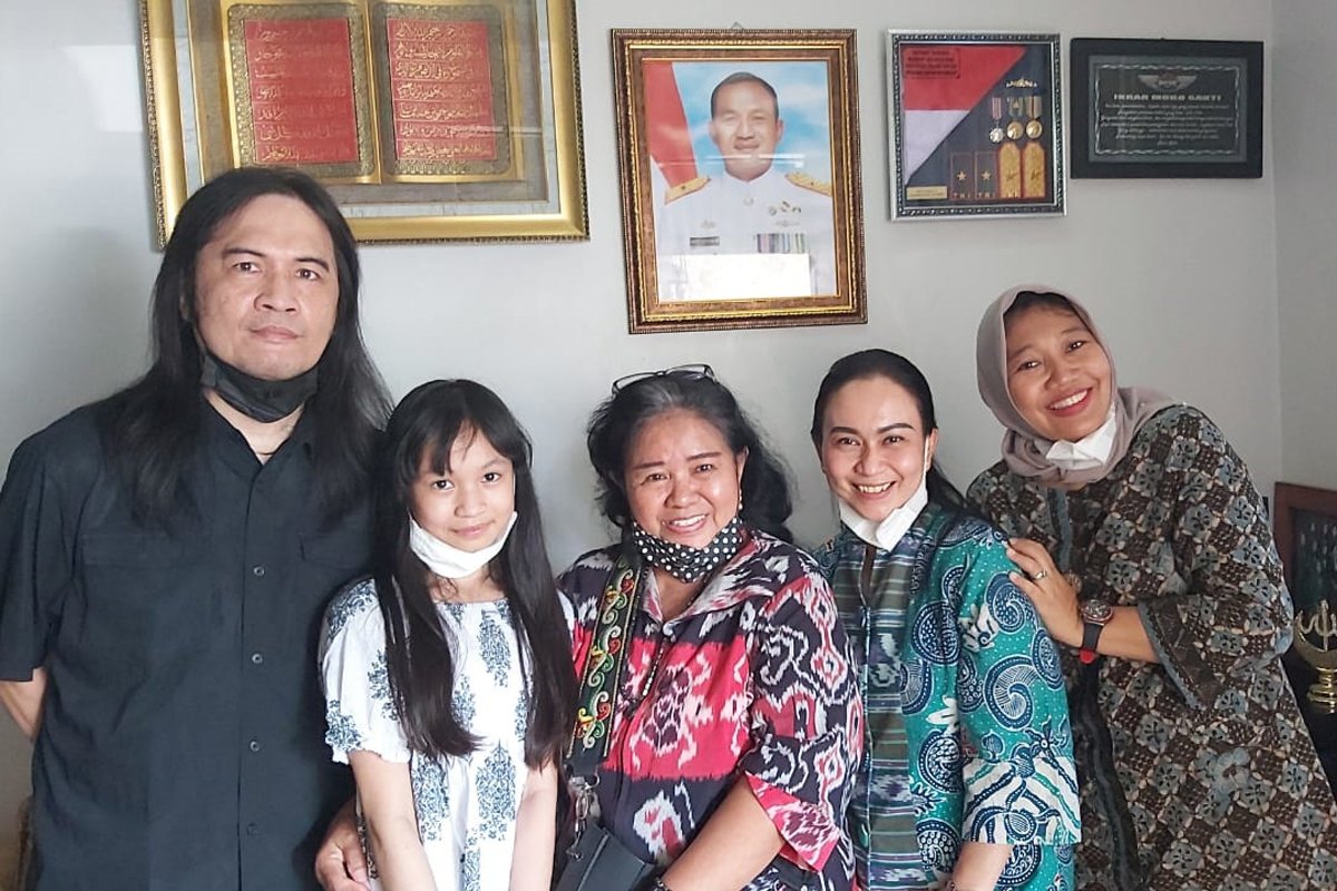Royke Mangundap merasa sangat terharu ketika menyambangi rumah almarhum Komandan Nanggala 402 Laksamana Pertama Harry Setyawan di Kompleks TNI AL, Buduran, Sidoarjo, Selasa (11/5). Foto: Dok Pri Royke Mangundap merasa sangat terharu ketika menyambangi rumah almarhum Komandan Nanggala 402 Laksamana Pertama Harry Setyawan di Kompleks TNI AL, Buduran, Sidoarjo, Selasa (11/5). Foto: Dok Pri