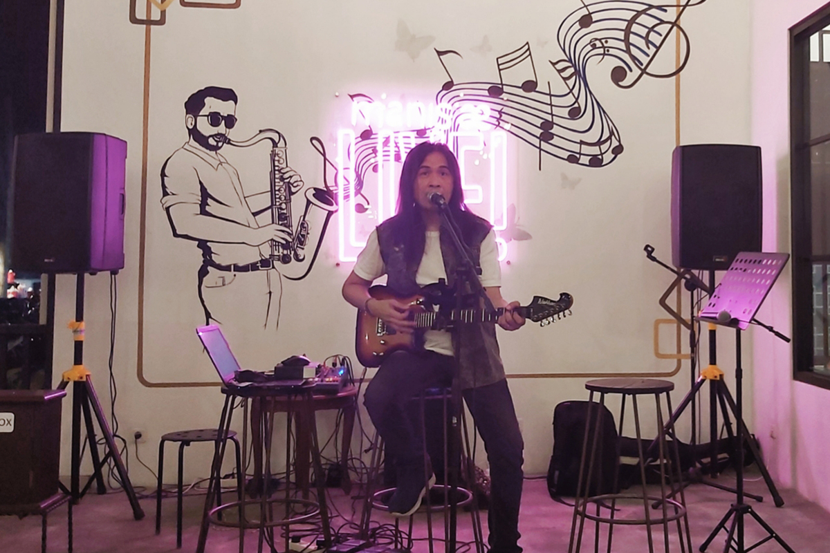 Suasana di Manis Ae Coffee & Space, Taman Pinang, Sidoarjo, menjadi haru saat Royke Mangundap menyanyikan lagu Nanggala 402 Abadi di Samudra, Jumat (7/5) malam. Foto: JPNN Musik Suasana di Manis Ae Coffee & Space, Taman Pinang, Sidoarjo, menjadi haru saat Royke Mangundap menyanyikan lagu Nanggala 402 Abadi di Samudra, Jumat (7/5) malam. Foto: JPNN Musik