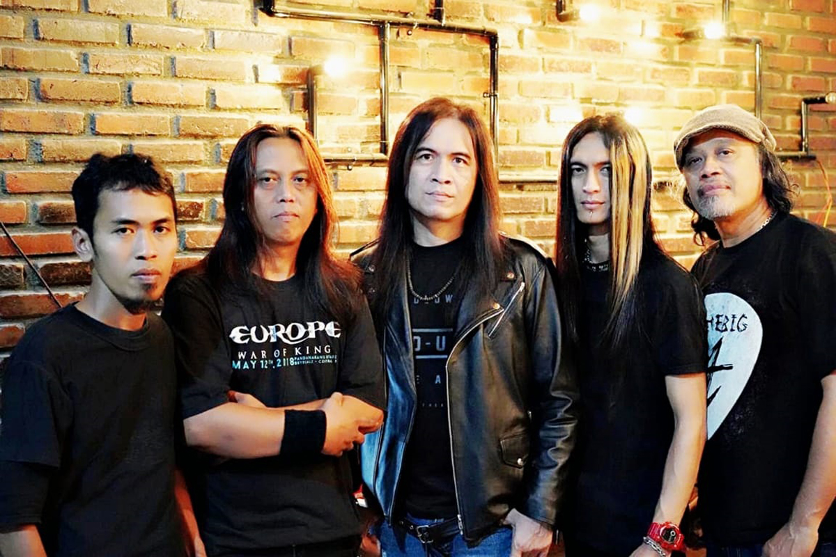 Royke Mangundap dan Shadow Band. Foto: Dok Pri Royke Mangundap dan Shadow Band. Foto: Dok Pri
