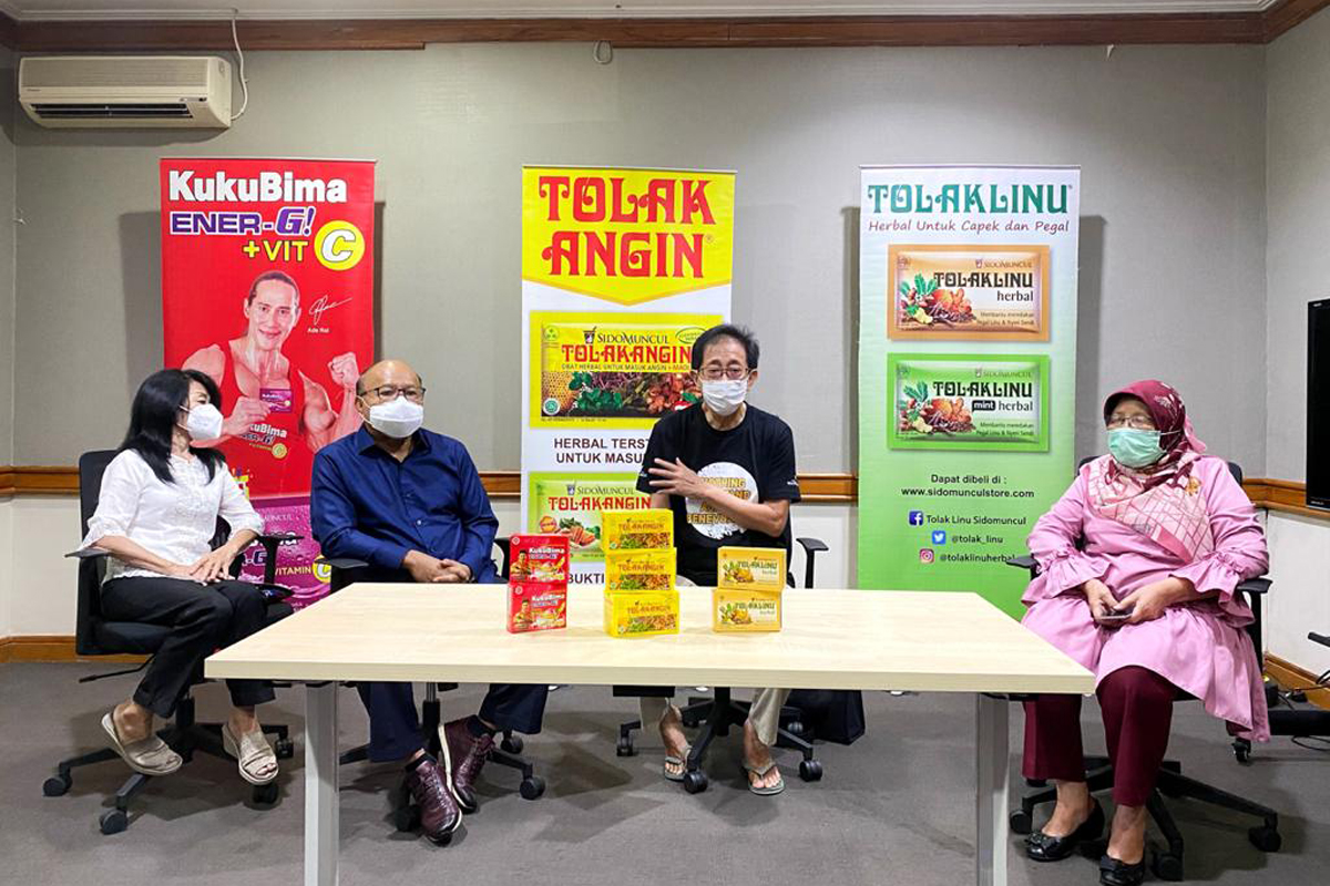 Direktur Sido Muncul Irwan Hidayat (kedua dari kanan) menyerahkan bantuan Rp 650 juta secara simbolis untuk korban bencana kepada beberapa pihak perwakilan. Foto: Andi Ristanto/GenPI.co Direktur Sido Muncul Irwan Hidayat (kedua dari kanan) menyerahkan bantuan Rp 650 juta secara simbolis untuk korban bencana kepada beberapa pihak perwakilan. Foto: Andi Ristanto/GenPI.co