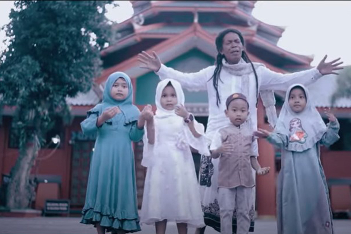 Cak Sodiq dan anaknya dalam video klip lagu Ora Poso Dadi Opo. Foto: JPNN Musik/GenPI.co Cak Sodiq dan anaknya dalam video klip lagu Ora Poso Dadi Opo. Foto: JPNN Musik/GenPI.co