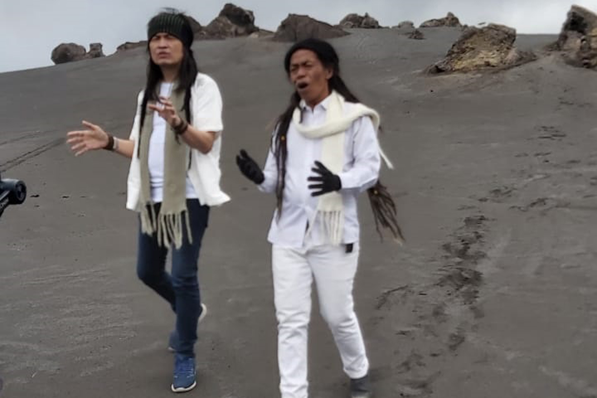 Cak Sodiq dan Royke Mangundap melakukan shooting video klip lagu berjudul Pasrah Kersane Gusti di Gunung Bromo, Selasa (6/4).Foto: JPNN Musik Cak Sodiq dan Royke Mangundap melakukan shooting video klip lagu berjudul Pasrah Kersane Gusti di Gunung Bromo, Selasa (6/4).Foto: JPNN Musik