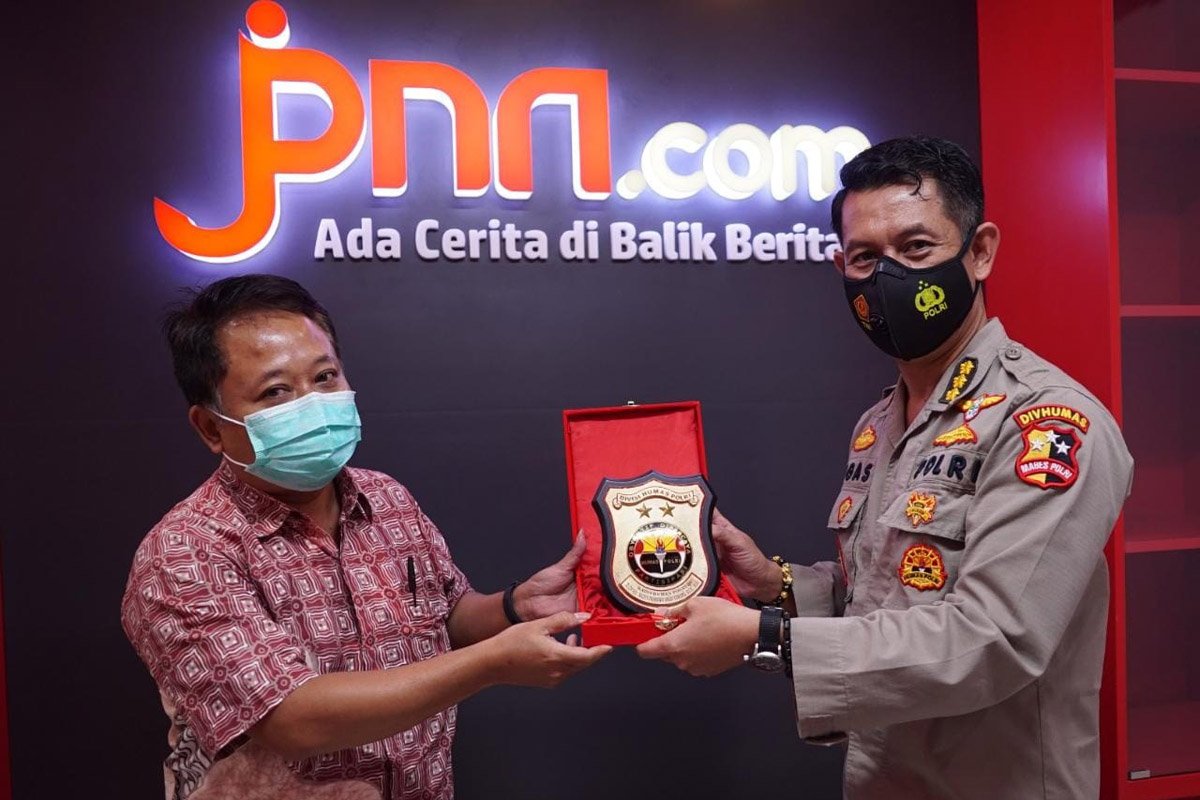 Kepala Bagian Pemantau dan Analisa Biro Multimedia Divisi Kombes Bagas Uji Nugroho dan Direktur Pengembangan SDM JPNN.com Soetomo Samsu dan Wakil Pemimpin Redaksi JPNN.com Fais Nasruloh. Foto: Asep Wahyudin/GenPI.co Kepala Bagian Pemantau dan Analisa Biro Multimedia Divisi Kombes Bagas Uji Nugroho dan Direktur Pengembangan SDM JPNN.com Soetomo Samsu dan Wakil Pemimpin Redaksi JPNN.com Fais Nasruloh. Foto: Asep Wahyudin/GenPI.co