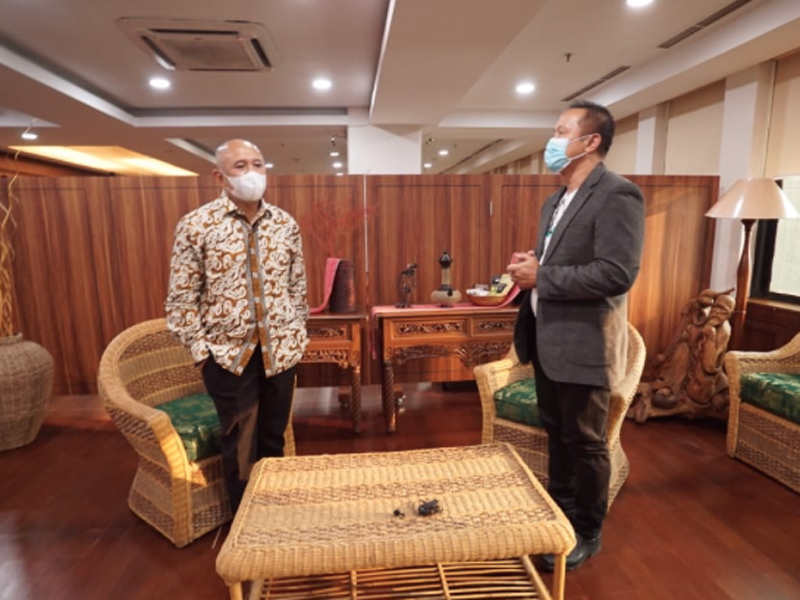 Menteri Koperasi dan UKM Teten Masduki bersama Direktur Utama GenPI.co Don Kardono. Foto: GenPI.co Menteri Koperasi dan UKM Teten Masduki bersama Direktur Utama GenPI.co Don Kardono. Foto: GenPI.co