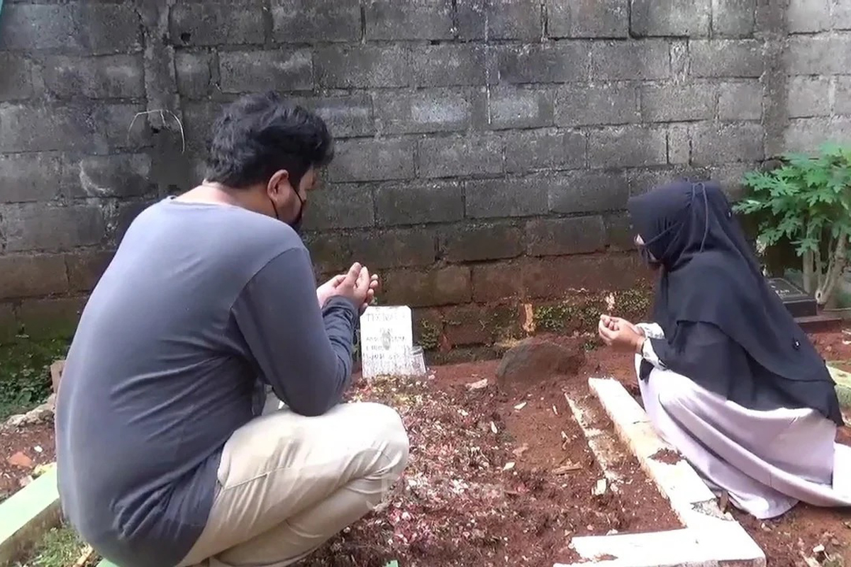 Viki bersama ibunya saat berdoa di makam Trio Fauqi Virdaus, Senin (10/5). Foto: Kenny Kurnia Putra/JPNN.com/GenPI.co Viki bersama ibunya saat berdoa di makam Trio Fauqi Virdaus, Senin (10/5). Foto: Kenny Kurnia Putra/JPNN.com/GenPI.co