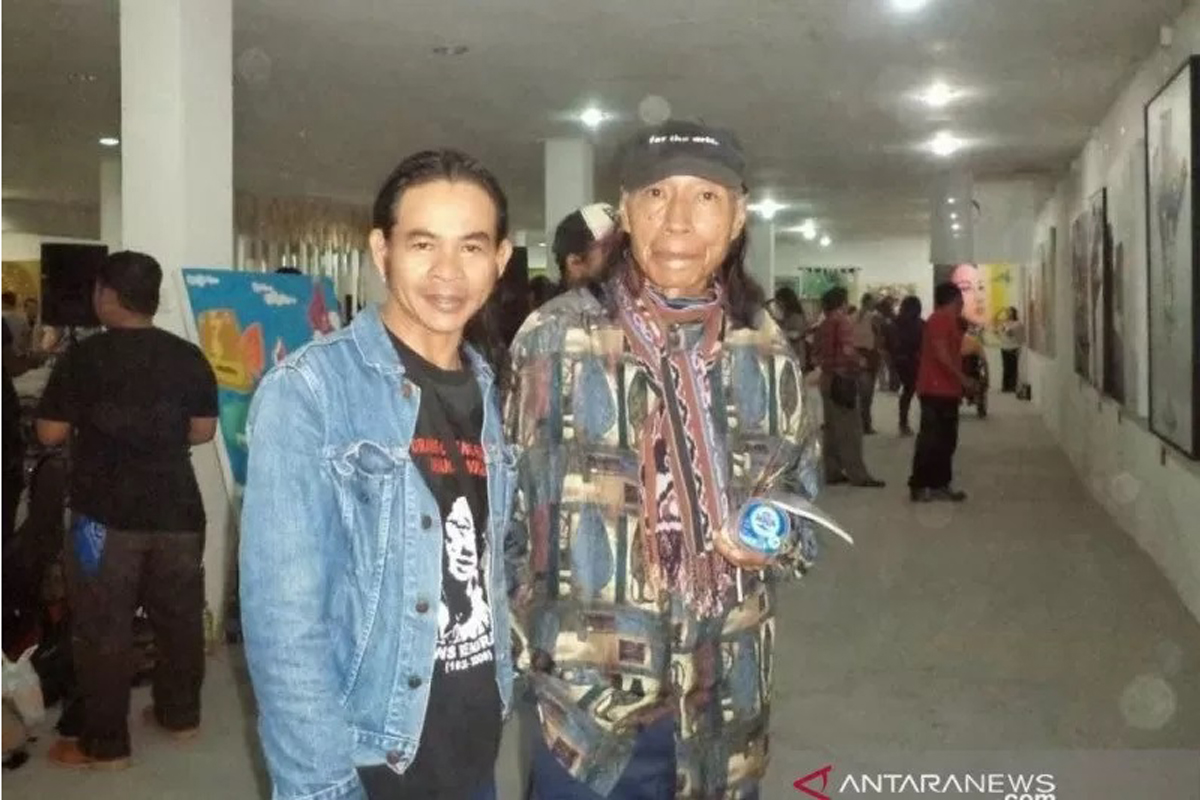 Penyair Umbu Wulang Landu Paranggi (kanan) saat berfoto dengan Wayan Jengki Sunarta dalam satu acara. (Blog Umbu Landu Paranggi) Penyair Umbu Wulang Landu Paranggi (kanan) saat berfoto dengan Wayan Jengki Sunarta dalam satu acara. (Blog Umbu Landu Paranggi)