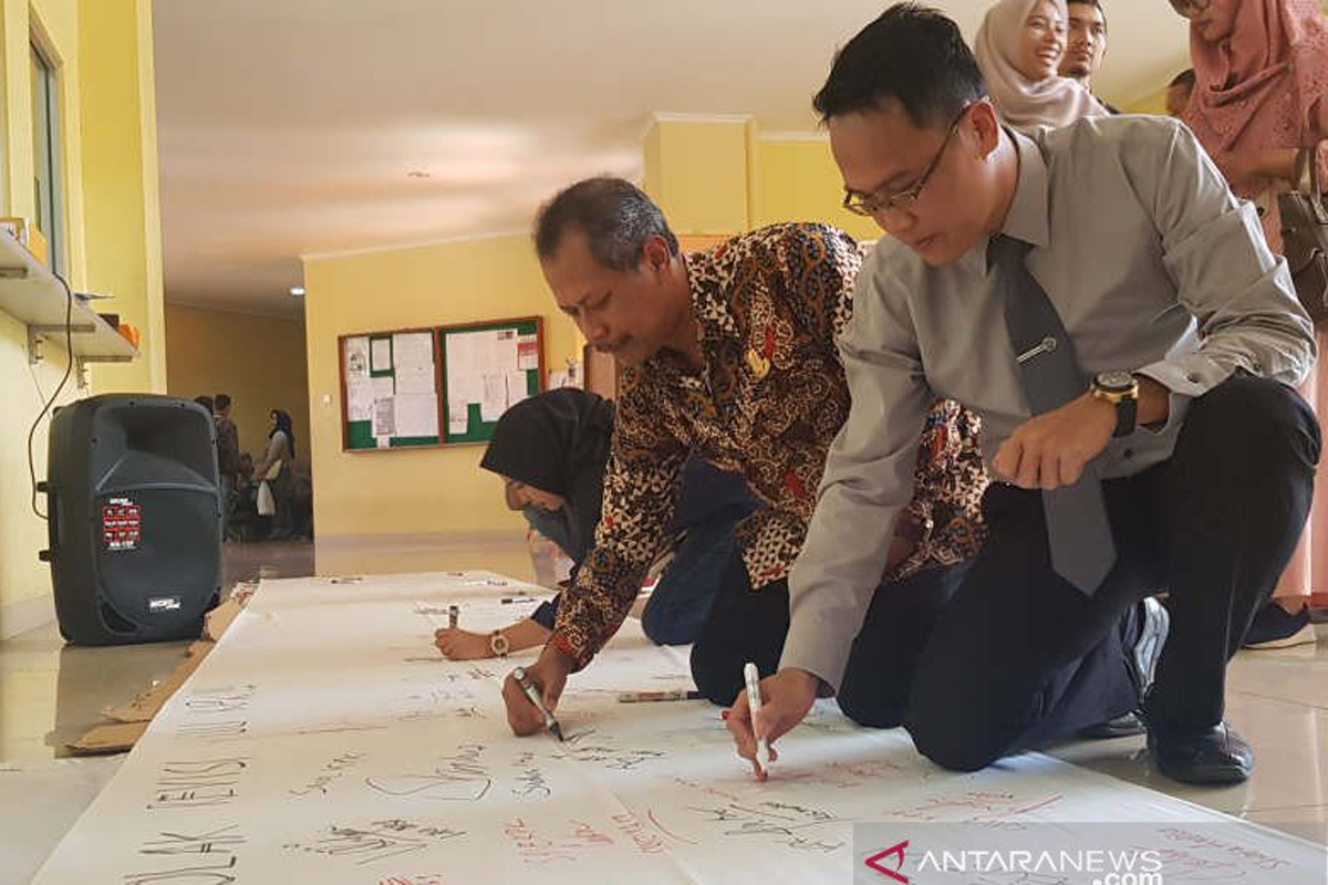 Wakil Rektor I Undip Semarang Budi Setiyono menandatangani petisi penolakan usulan revisi UU KPK di Semarang. Foto: I.C.Senjaya/Antara/Arsip Wakil Rektor I Undip Semarang Budi Setiyono menandatangani petisi penolakan usulan revisi UU KPK di Semarang. Foto: I.C.Senjaya/Antara/Arsip