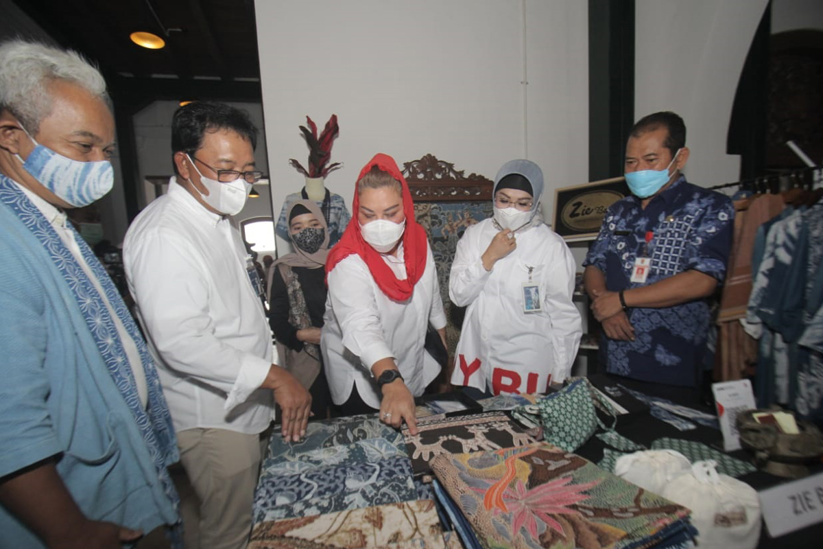 Wakil Wali Kota Semarang Hevearita Gunaryanti Rahayu (ketiga kanan) bersama Wakil Direktur Utama BNI Adi Sulistyowati (kedua kanan), Direktur Hubungan Kelembagaan BNI Sis Apik Wijayanto (kedua kiri), dan Kepala Dinas Perindustrian Kota Semarang Mustohar Wakil Wali Kota Semarang Hevearita Gunaryanti Rahayu (ketiga kanan) bersama Wakil Direktur Utama BNI Adi Sulistyowati (kedua kanan), Direktur Hubungan Kelembagaan BNI Sis Apik Wijayanto (kedua kiri), dan Kepala Dinas Perindustrian Kota Semarang Mustohar