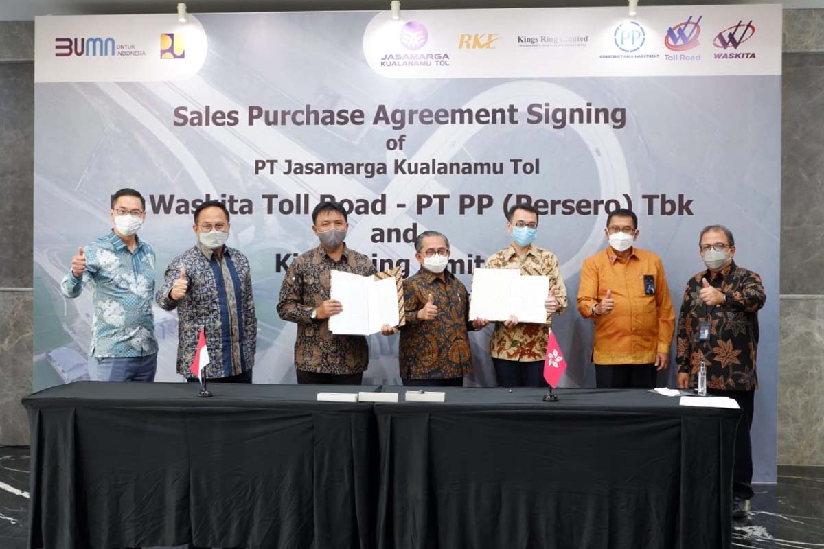 Dua anak usaha PT Waskita Karya (Persero) Tbk, yaitu PT Waskita Toll Road (WTR) dan Kings Ring Ltd menandatangani kesepakatan jual beli saham PT Jasa Marga Kualanamu Tol (JMKT). Foto: Waskita Karya Dua anak usaha PT Waskita Karya (Persero) Tbk, yaitu PT Waskita Toll Road (WTR) dan Kings Ring Ltd menandatangani kesepakatan jual beli saham PT Jasa Marga Kualanamu Tol (JMKT). Foto: Waskita Karya
