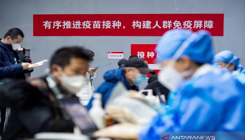 Warga memberikan formulir untuk menerima vaksin virus corona. FOTO: ANTARA/cnsphoto via REUTERS/rwa/cfo Warga memberikan formulir untuk menerima vaksin virus corona. FOTO: ANTARA/cnsphoto via REUTERS/rwa/cfo