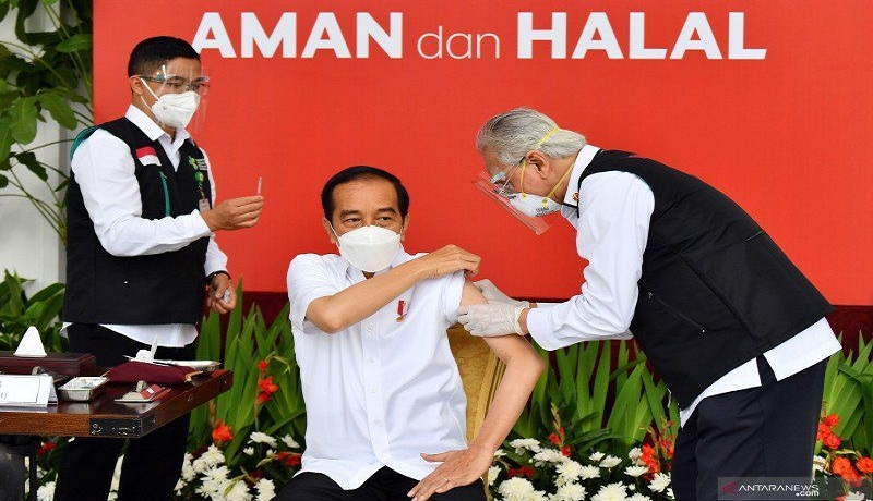 Presiden Jokowi saat disuntik vaksin corona. FOTO: Antara Presiden Jokowi saat disuntik vaksin corona. FOTO: Antara