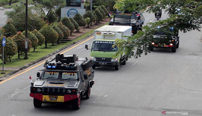 Sejumlah kendaraan taktis (rantis) mengawal truk bermuatan vaksin covid-19. FOTO: Antara Sejumlah kendaraan taktis (rantis) mengawal truk bermuatan vaksin covid-19. FOTO: Antara