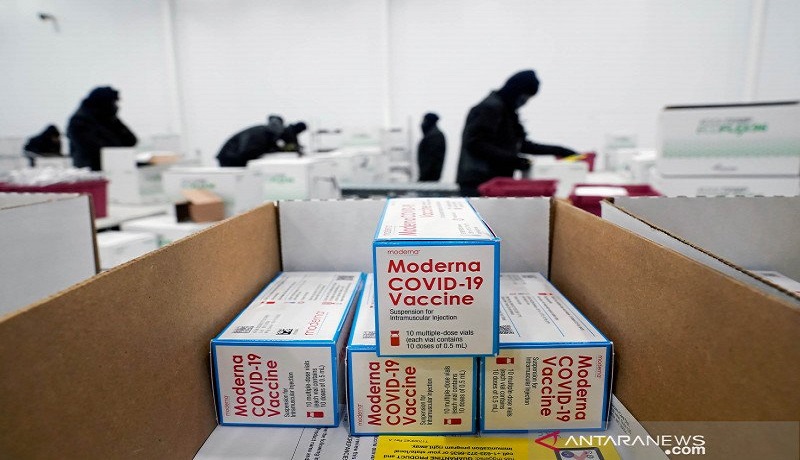 Pekerja menyiapkan kardus berisi vaksin COVID-19 Moderna. FOTO: ANTARA/Paul Sancya/Pool via REUTERS/foc. Pekerja menyiapkan kardus berisi vaksin COVID-19 Moderna. FOTO: ANTARA/Paul Sancya/Pool via REUTERS/foc.