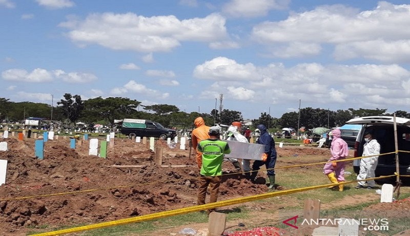 Pemakaman jenazah covid-19 di TPU Tegal Alur, Jakarta Barat. FOTO: Antara Pemakaman jenazah covid-19 di TPU Tegal Alur, Jakarta Barat. FOTO: Antara