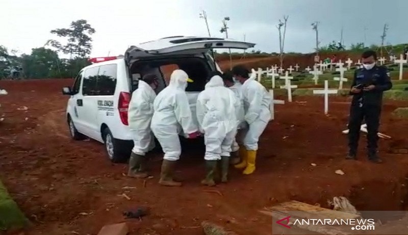 Petugas pemakaman pasien covid-19 di blok muslim TPU Pondok Ranggon, Jakarta Timur. FOTO: Antara Petugas pemakaman pasien covid-19 di blok muslim TPU Pondok Ranggon, Jakarta Timur. FOTO: Antara
